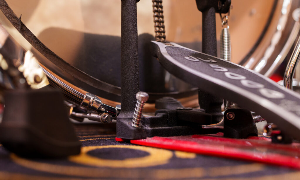 Für etwas mehr Platz rund um das Pedal habe ich passende Schlitzschrauben von STdrums nachgerüstet.