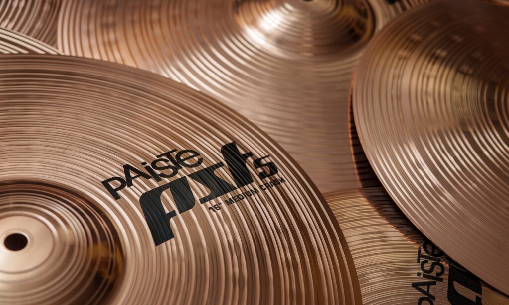 Die Paiste PST5 Becken sind Dauerbrenner im Sortiment des Schweizer Herstellers.