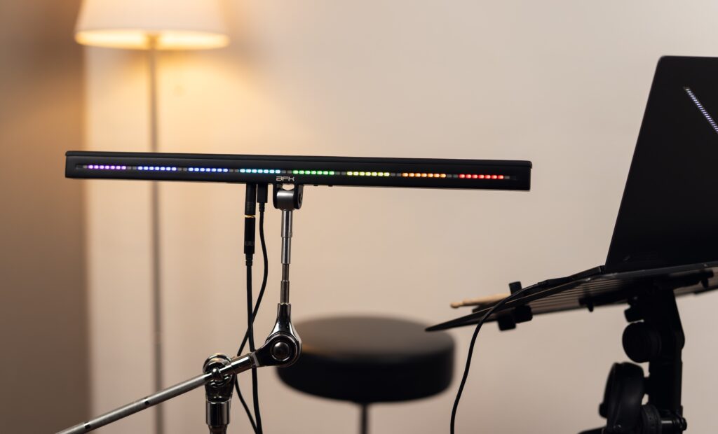 Der AFK Drumbeam ist ein reiner MIDI-Controller ohne interne Sounds und lässt sich über USB mit einem Laptop verbinden.
