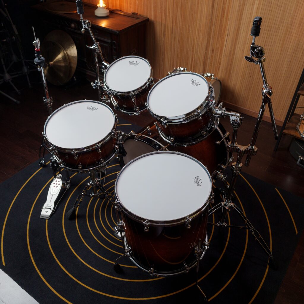 Passen gut zum runden Gesamtsound: die Coated Ambassador Felle.