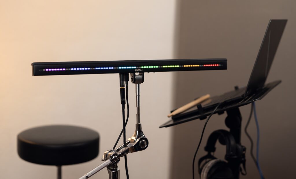 Ein über USB angebundener Laptop als Klangerzeuger ist wohl die häufigste Kombinationsmöglichkeit für den Drumbeam. Es lassen sich aber auch klassische MIDI-Verbindungen einrichten. 