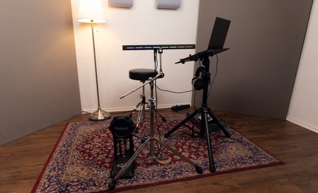  Der AFK Drumbeam im Test-Setup mit Kick-Pad.
