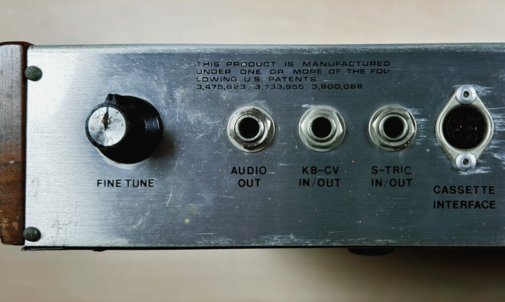 Die Anschlussfeld des Moog Source zeigt sich eher spartanisch. Pedal-Anschlüsse für den Live-Performance fehlen. (Foto: Matthias Sauer)