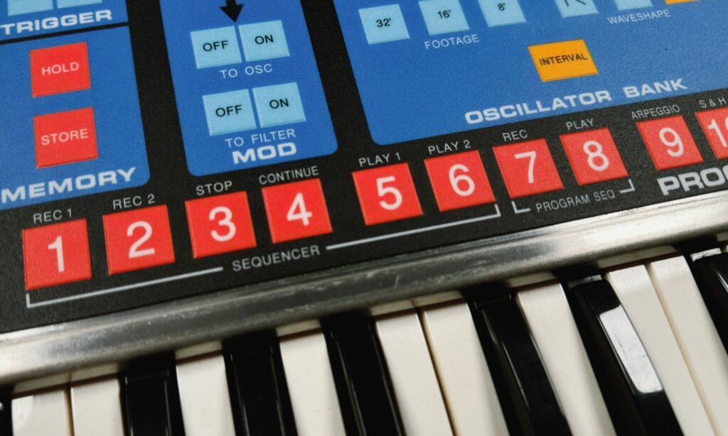 Ein MIDIfizierter Moog Source über die DAW angespielt lässt über den mäßigen internen Sequenzer leicht hinwegsehen. (Foto: Matthias Sauer)