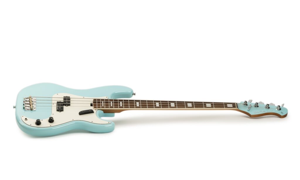 Test: Harley Benton MV-4P Daphne Blue