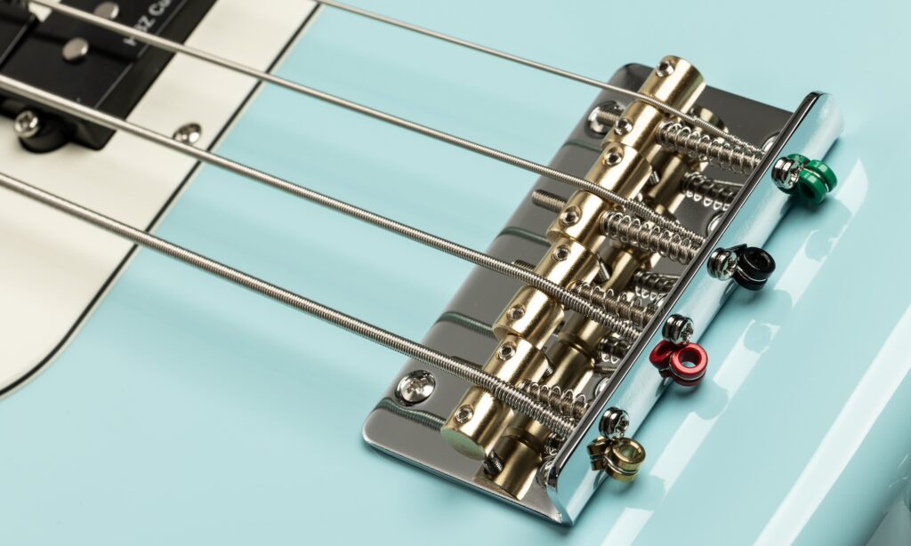 Ab Werk ist der MV-4P mit D’Addario-Nickelsaiten ausgestattet.