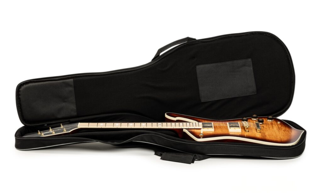 Die Gitarre wird inklusive eines gepolsterten Softbags ausgeliefert.