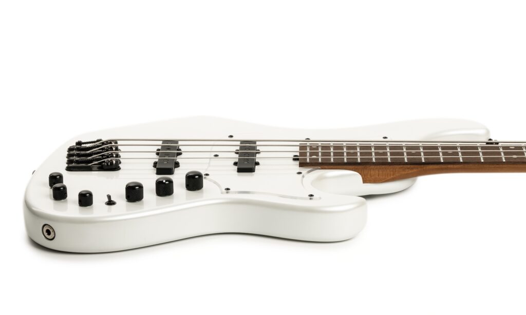 Optisch wirken die zwei Delta-S4J-Pickups wie klassische Jazzbass-Single-Coils, tatsächlich arbeitet unter den Kappen jedoch ein brummfreies Humcancelling-Design.