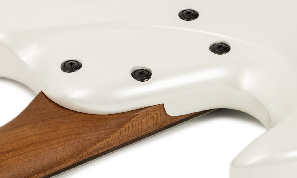Der Hals besitzt die klassische Jazzbass-Sattelbreite von 38 mm und ein angenehm flaches C-Profil.