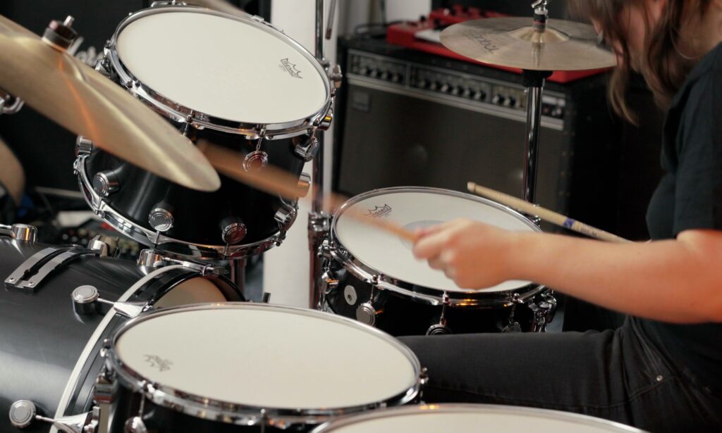 Eine rockige Drumset-Konfiguration: Hier ist ein Hayman Vibrasonic mit einer 26" Bassdrum zu sehen.