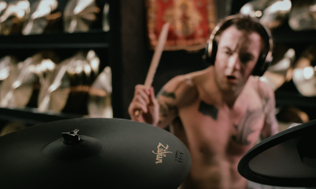 Alesis Drums und Zildjian gehen eine strategische Partnerschaft ein