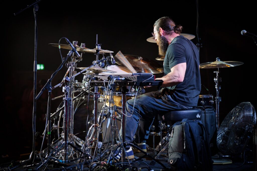 Neben den Einflüssen von außen ist das natürliche Vertrauen in die eigenen Fähigkeiten für Matt Garstkas Drumming wesentlich.