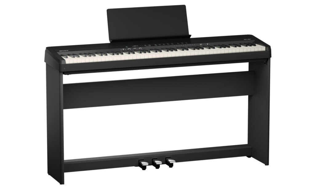Für das Roland FP-40 gibt es sinnvolle Utensilien: hier das Digitalpiano mit Stativ und Pedaleinheit. (Quelle: Roland)