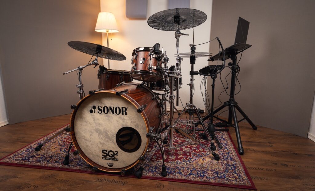 Ein komplett zum E-Drumset umfunktioniertes Sonor SQ2. E-Drum-Fans mag dabei das Herz höher schlagen, während es manchen Puristen in der Seele schmerzt.