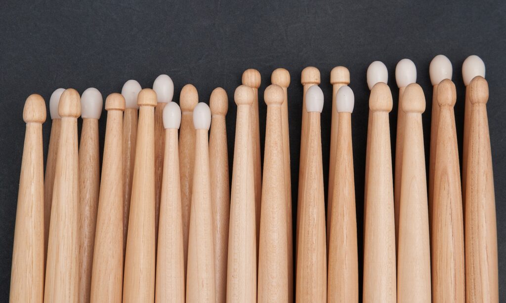 Die Kopfform trägt entscheidend zum Gesamtsound bei – hier eine Auswahl an Vater Drumsticks mit Holz- und Nylonköpfen.