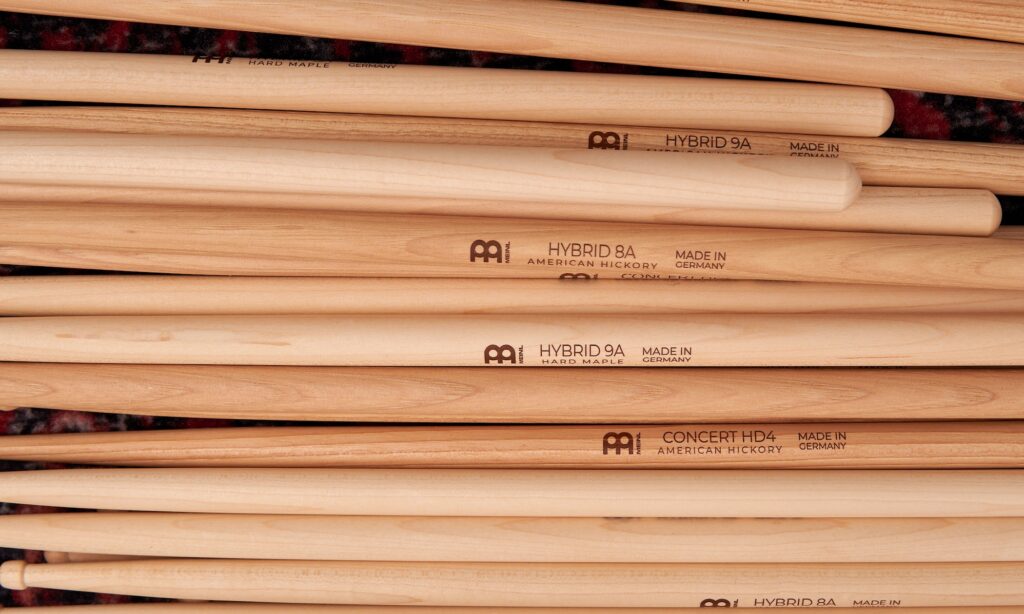 Auch Zwischengrößen und besondere Modelle wie den Meinl Hybrid 8A findet ihr im Woodpicker.