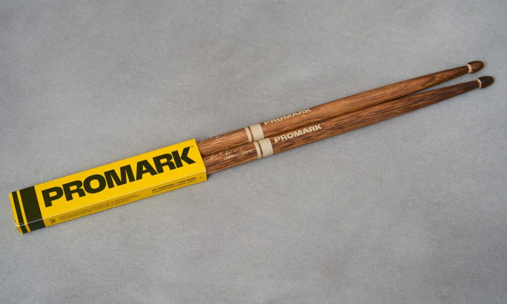 Auch alle gängigen Signature-Modelle finden sich im Woodpicker – hier seht ihr das Larnell Lewis Modell von ProMark.