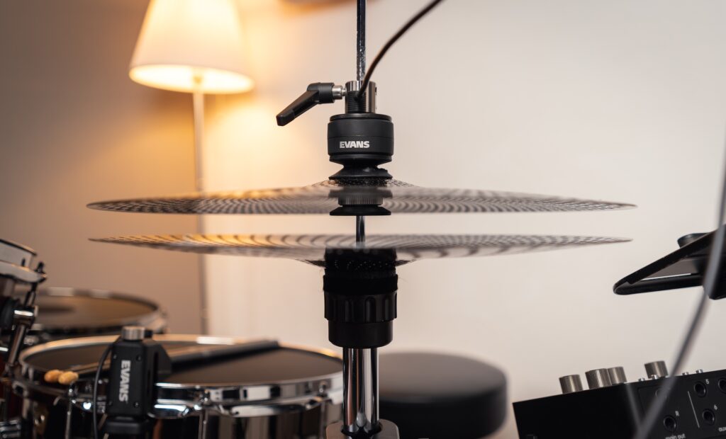 Sensory Percussion verzichtet bei den Hi-Hats offenbar auf ein mechanisches oder optisches System, um den Öffnungsgrad bzw. den Abstand zwischen Top- und Bottom-Becken zu messen.
